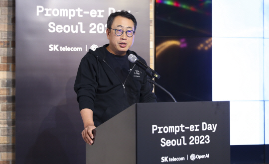 유영상 SKT 사장이 '프롬프터 데이 서울 2023' 본선장에서 참가자들을 격려하기 위한 환영사를 하고 있다.  SKT 제공